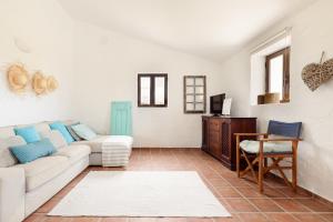 a living room with a couch and a table at Monte da Lagoa in Altura