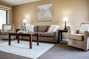 Posezení v ubytování Close to SDC! Table Rock Lake Front - Two Bedroom