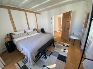 ein Schlafzimmer mit einem großen Bett in einem Zimmer in der Unterkunft fuchsart like home in Huttwil
