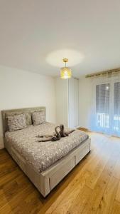 ein Schlafzimmer mit einem Bett mit einer Person darauf in der Unterkunft Bel appartement à 5 mn de Paris très proche Métro 13 et 14 in Saint-Ouen