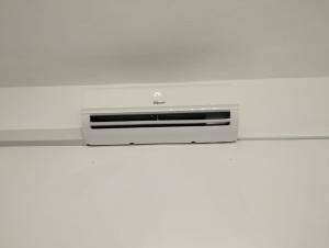 klimatyzator stojący na półce w obiekcie Apartamento Mar del norte, en Cotillo. w mieście Cotillo