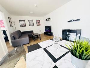 a living room with a couch and a table at Central Luton 1 Bedroom Flat in Luton