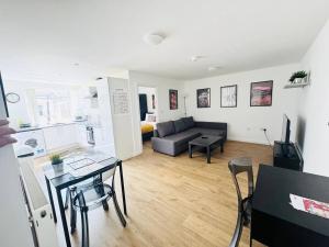 a living room with a table and a couch at Central Luton 1 Bedroom Flat in Luton