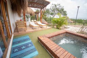 AMALIFE Beach Club & Hotel内部或周边的泳池