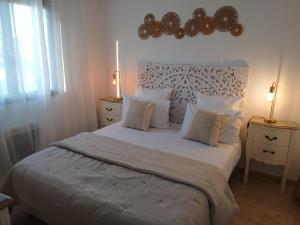 Posteľ alebo postele v izbe v ubytovaní villa 4 étoiles avec piscine et pool house + 18 fotografií