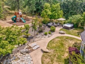 - Vistas aéreas a un jardín con parque infantil en Emerald Escape! 50 Acres w/Hot Tub, Game Room, en Yosemite Forks 70 fotos más