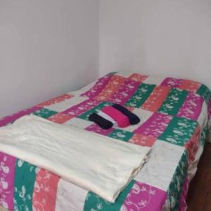 ein Bett mit einer Weihnachtsdecke darüber in der Unterkunft Hostel SP&Bed in São Paulo