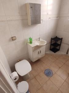 ein Badezimmer mit einer weißen Toilette und einem Waschbecken in der Unterkunft Hostel SP&Bed in São Paulo