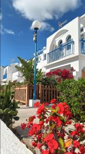 una luz de la calle y flores frente a una casa en Home Wellness, en Playa del Inglés