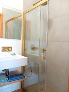 Et badeværelse på Meine Sonne Riviera, sea view apartment in historic villa + 47 billeder