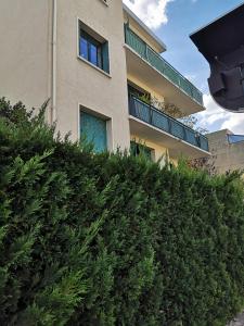 a large bush in front of a building at Appartement Argenteuil avec Terrasse in Argenteuil