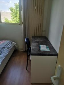 a room with a desk with a chair and a window at Appartement Argenteuil avec Terrasse in Argenteuil
