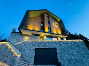 un edificio con una torre dell'orologio in cima di Hotel Rezident a Žabljak