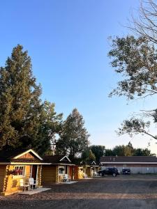 un bâtiment avec une voiture garée sur un parking dans l'établissement Ashton Log Cabins, à Ashton