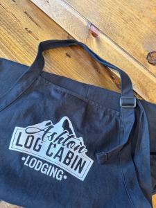 un sac avec un autocollant posé sur une table dans l'établissement Ashton Log Cabins, à Ashton