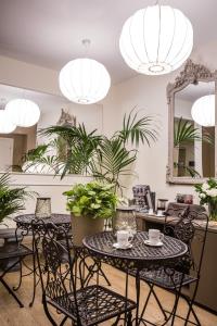 een kamer met tafels en stoelen en een spiegel bij Chic & Town Luxury Rooms in Rome