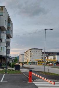 ドボイにあるOsmica Dobojの建物と街灯の空き道