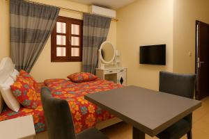 Chambre meublée à Ngor dans une zone calme et accessible的电视和/或娱乐中心
