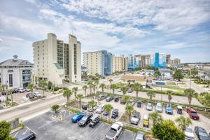 eine Stadt mit Autos auf einem Parkplatz in der Unterkunft Sleeps 12-3 Bedrooms-7 Beds-3 Bath-Great Views-1700 SqFt in North Myrtle Beach