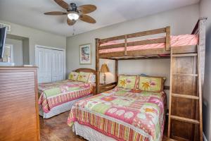 1 Schlafzimmer mit 2 Etagenbetten und einem Deckenventilator in der Unterkunft Sleeps 12-3 Bedrooms-7 Beds-3 Bath-Great Views-1700 SqFt in North Myrtle Beach + 47 Fotos
