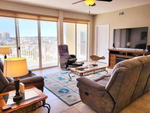 ein Wohnzimmer mit einem Sofa, Stühlen und einem TV in der Unterkunft Sleeps 12-3 Bedrooms-7 Beds-3 Bath-Great Views-1700 SqFt in North Myrtle Beach