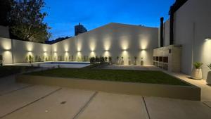 een uitzicht op een gebouw met verlichting bij MOVISTAR ARENA PREMIUM Thames 56 4 piso 406 Cochera y Seguridad in Buenos Aires