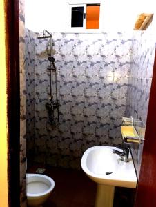 Chambre meublée à Ngor dans une zone calme et accessible的一间浴室