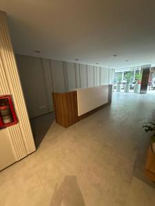 een grote kamer met een receptie in een gebouw bij MOVISTAR ARENA PREMIUM Thames 56 4 piso 406 Cochera y Seguridad in Buenos Aires +61 foto's