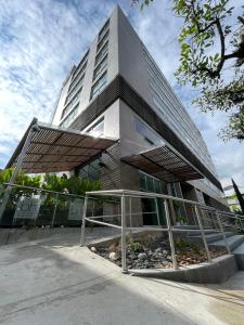 een hoog gebouw met een trap ervoor bij Hotel bh El Poblado in Medellín