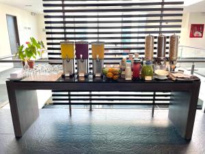 Een tafel met een hoop drankjes erop. bij Hotel bh El Poblado in Medellín