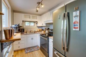 Φωτογραφία από το άλμπουμ του Couples Glamping Getaway on Bonny Eagle Pond σε Standish +16 φωτογραφίες