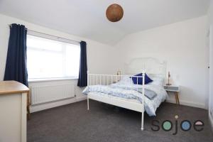 une chambre avec un lit et une fenêtre dans l'établissement Seaside cottage close to beach, à Pakefield