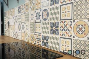 Un mur avec un tas de tuiles dessus dans l'établissement Seaside cottage close to beach, à Pakefield