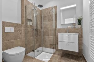 une salle de bains avec douche, toilettes et lavabo dans l'établissement Ferienwohnung Leichte Brise Westerland auf Sylt, à Westerland 9 autres photos