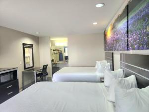 Postel nebo postele na pokoji v ubytování Days Inn by Wyndham Baytown TX + 37 fotografií