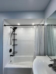 ein weißes Badezimmer mit Badewanne und Waschbecken in der Unterkunft The Moravian in Allentown + 61 Fotos