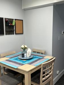 einen Esstisch mit einem Tischtuch drauf in der Unterkunft The Moravian in Allentown