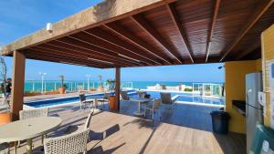 um pátio com vista para o oceano em Flat Vista Maravilhosa Para o Mar em João Pessoa
