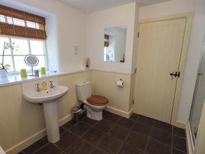 Koupelna v ubytování Great Hartbarrow Farm Cottage + 52 fotografií