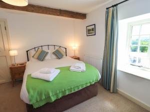 Postel nebo postele na pokoji v ubytování Great Hartbarrow Farm Cottage