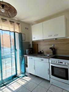 Η κουζίνα ή μικρή κουζίνα στο Studio cosy sur le port