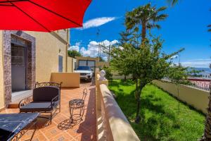 Balkón nebo terasa v ubytování Magnifique appartement avec jardin en face de la mer