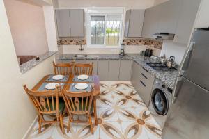 Kuchyň nebo kuchyňský kout v ubytování Magnifique appartement avec jardin en face de la mer