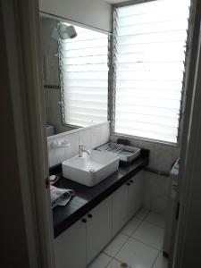 un baño con lavabo y espejo en Miraflores, Lima, habitación independiente, en San Antonio 7 fotos más