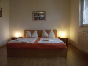sypialnia z łóżkiem z 2 lampami w obiekcie Apartman Nóra w mieście Bük