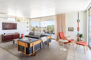 Χώρος καθιστικού στο Casa Rocosa I Midcentury Home on 5 Private Acres Near Park