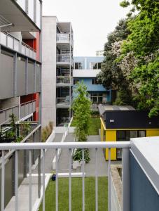 an apartment balcony with a view of a garden at Spacious 3BR Retreat on City Fringe w Free Parking in Wellington