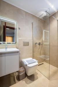 Koupelna v ubytování Hotel Milo Ksamil + 37 fotografií