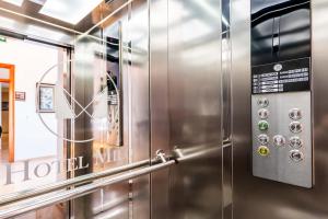 una gran nevera de acero inoxidable en una cocina en Hotel Milo Ksamil, en Ksamil