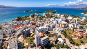 una vista aérea de una ciudad junto al océano en Hotel Milo Ksamil, en Ksamil